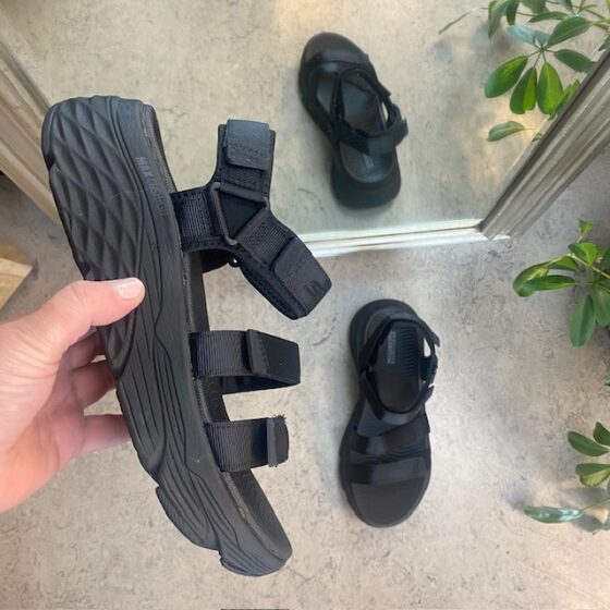 Svart sandal med støtabsorbering og god bredde fra Skechers