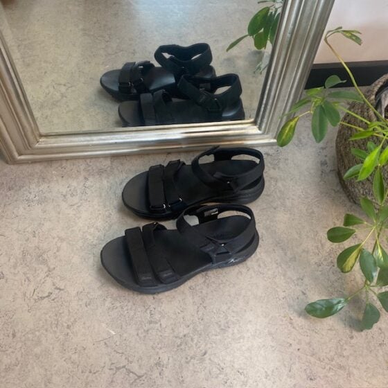Sort ArchFit sandal fra Skechers med sort såle