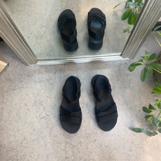 Sort ArchFit sandal fra Skechers med sort såle