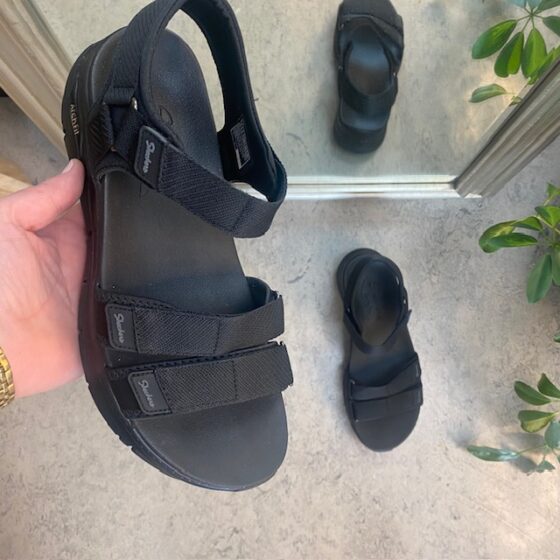 Sort ArchFit sandal fra Skechers med sort såle