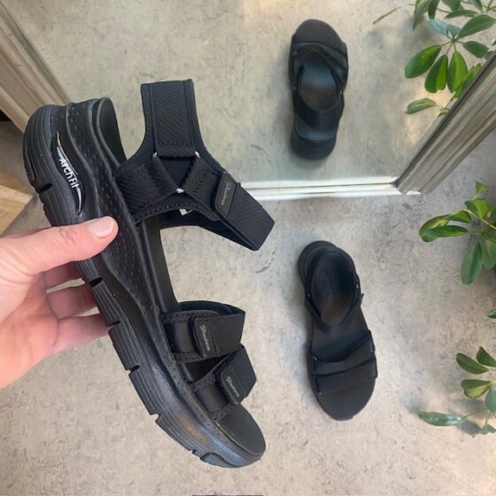 Sort ArchFit sandal fra Skechers med sort såle