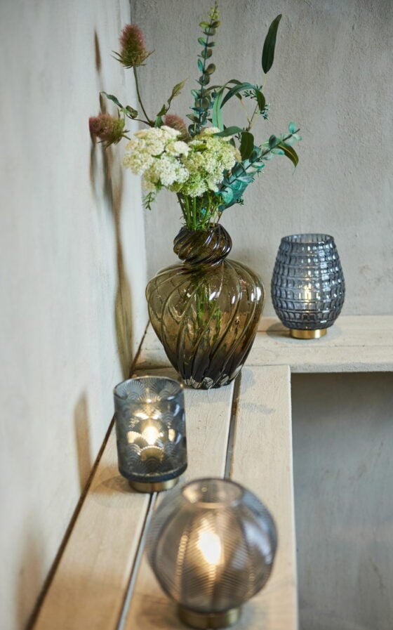 LED-lampe med riller – Elegant design i blått glass