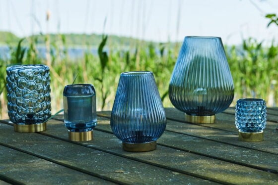 LED-lampe med riller – Elegant design i blått glass