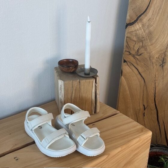 Hvit Gaitline sandal med gangesåle