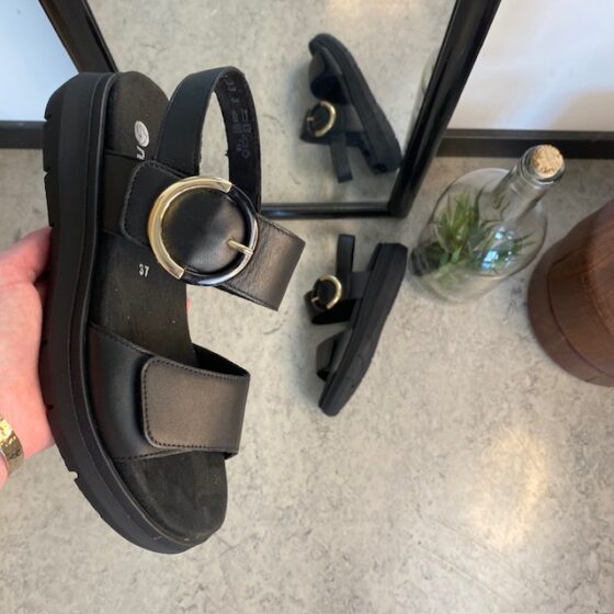 Svart Remonte skinnsandal med uttakbar såle