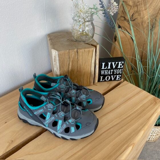 Lukket tursandal – Komfort, støtte og ventilasjon i ett design