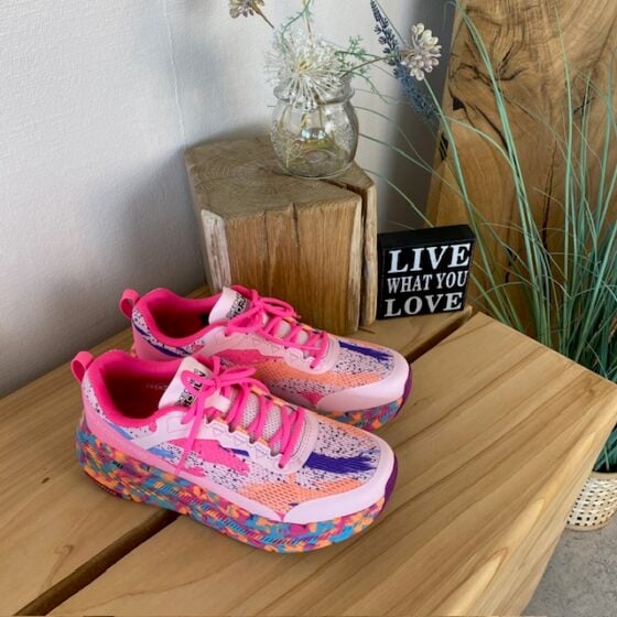 Skechers Max Cushion: Komfortable, flerfargede hverdagssko med støtte.