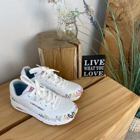 Hvite Skechers sko med flotte hjertedetaljer