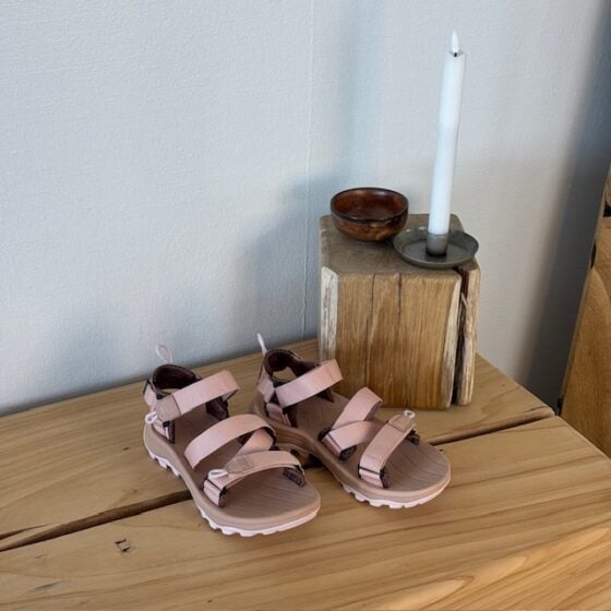 Rosa lett tursandal med god svangstøtte.