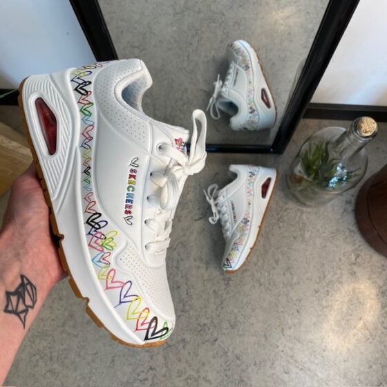 Hvite Skechers sko med flotte hjertedetaljer