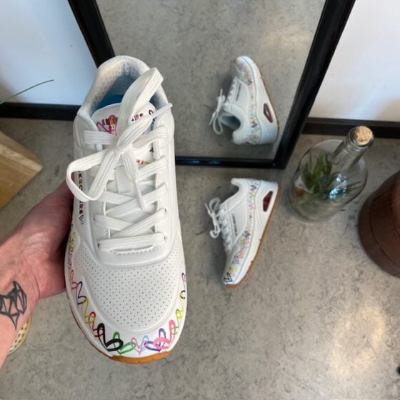 Hvite Skechers sko med flotte hjertedetaljer