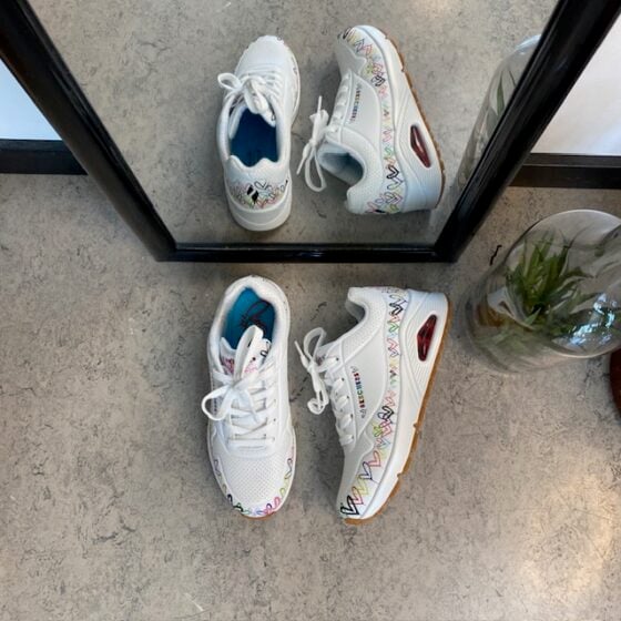 Hvite Skechers sko med flotte hjertedetaljer