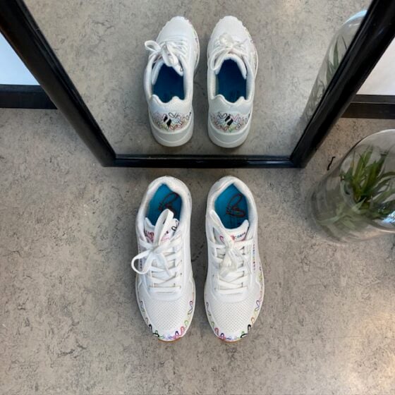 Hvite Skechers sko med flotte hjertedetaljer