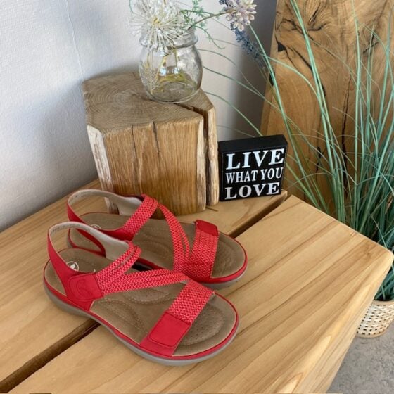 Rød sandal fra Rieker med elastiske stropper
