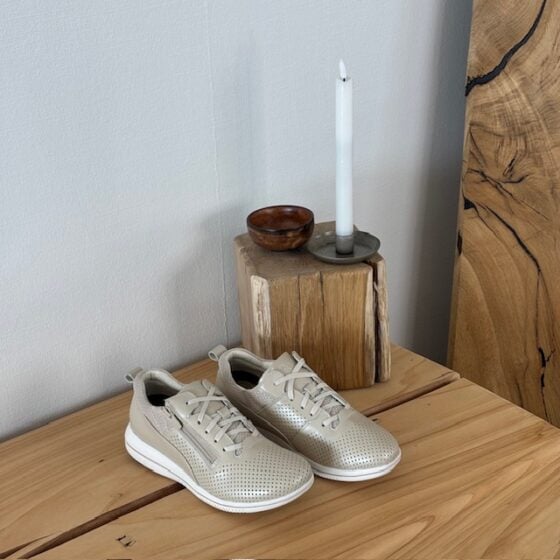 Pustende beige joggesko fra Green Comfort