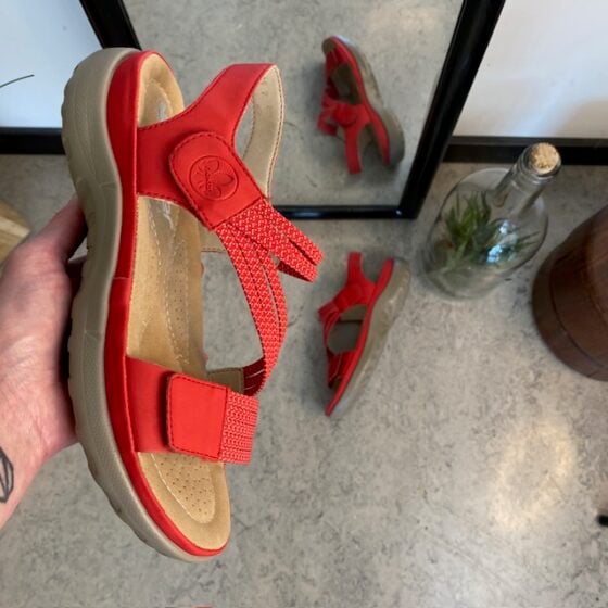 Rød sandal fra Rieker med elastiske stropper