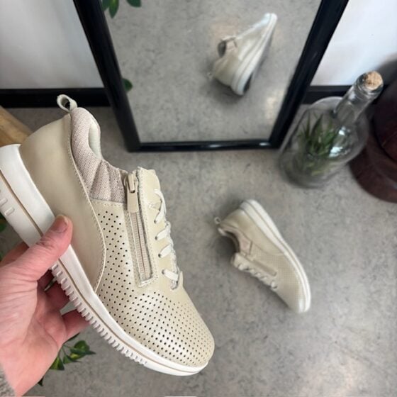 Pustende beige joggesko fra Green Comfort