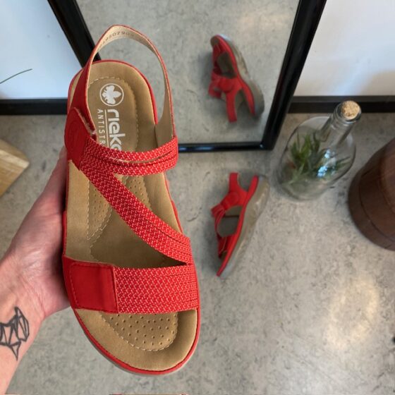 Rød sandal fra Rieker med elastiske stropper