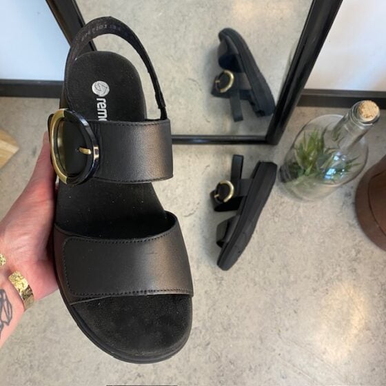 Svart Remonte skinnsandal med uttakbar såle