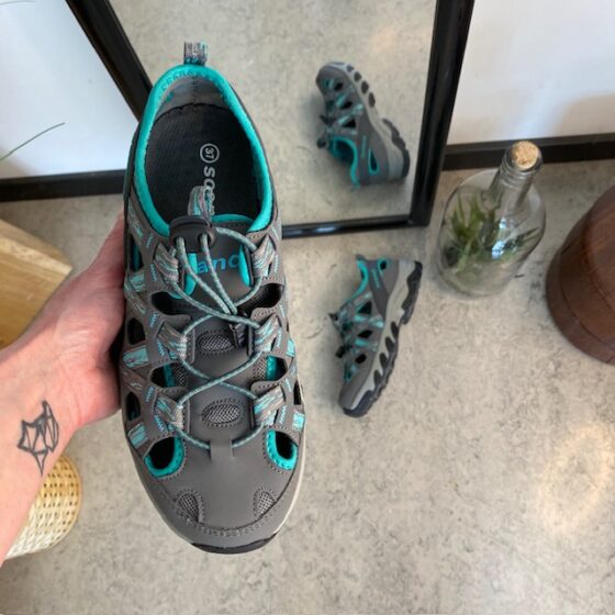 Lukket tursandal – Komfort, støtte og ventilasjon i ett design
