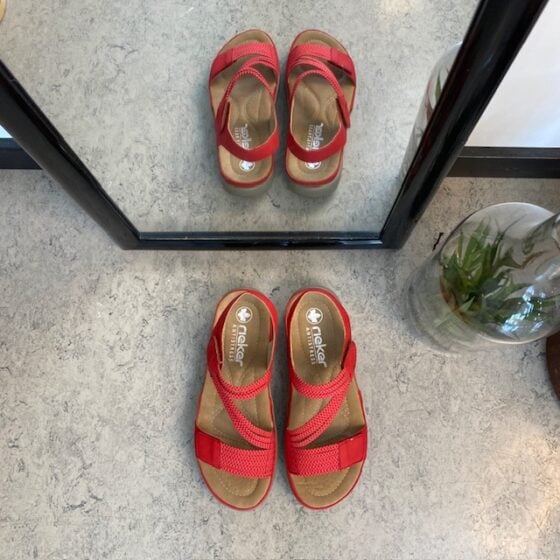 Rød sandal fra Rieker med elastiske stropper