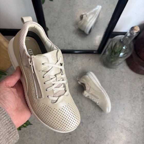 Pustende beige joggesko fra Green Comfort