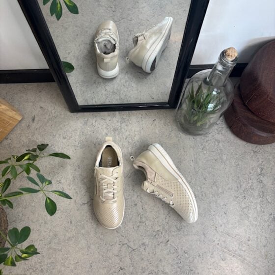Pustende beige joggesko fra Green Comfort
