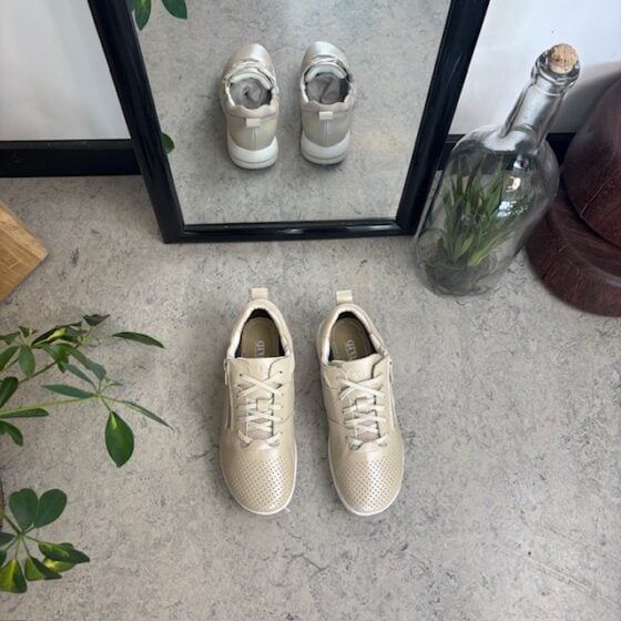 Pustende beige joggesko fra Green Comfort