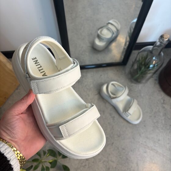 Hvit Gaitline sandal med gangesåle