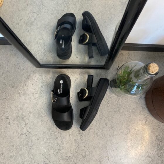 Svart Remonte skinnsandal med uttakbar såle