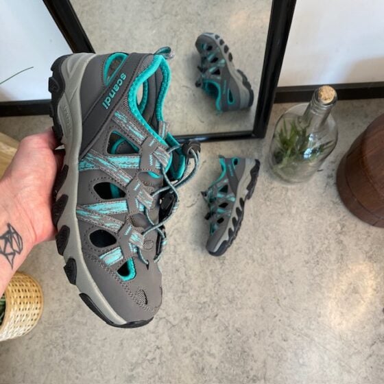 Lukket tursandal – Komfort, støtte og ventilasjon i ett design