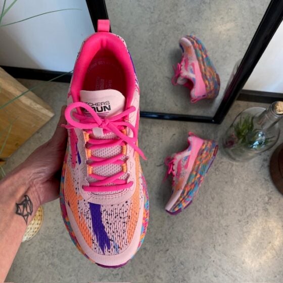Skechers Max Cushion: Komfortable, flerfargede hverdagssko med støtte.
