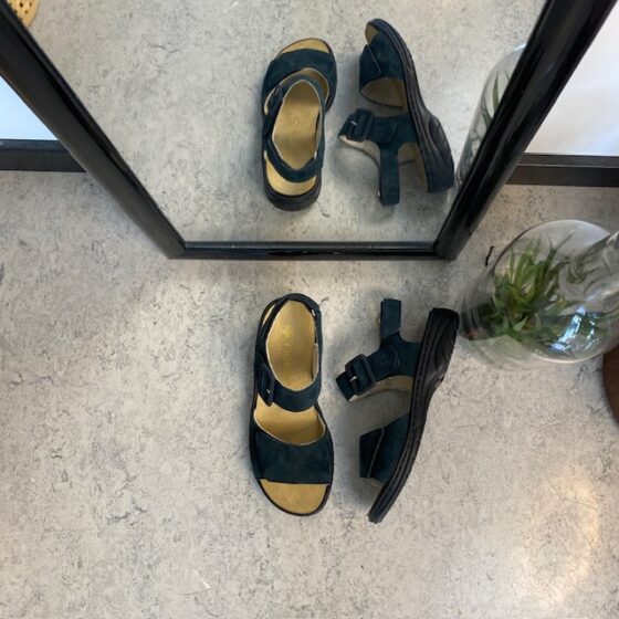Rieker sandal i marineblått semsket skinn
