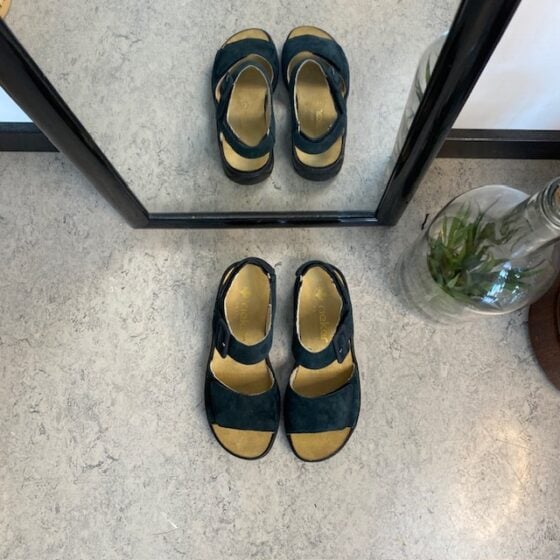 Rieker sandal i marineblått semsket skinn