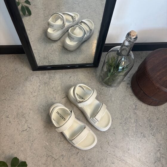 Hvit Gaitline sandal med gangesåle