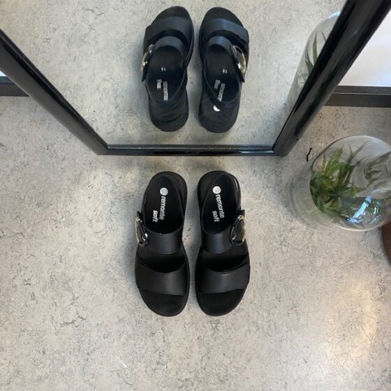 Svart Remonte skinnsandal med uttakbar såle