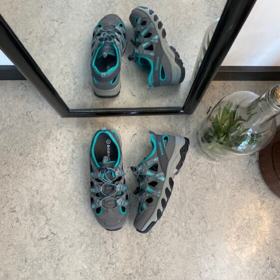 Lukket tursandal – Komfort, støtte og ventilasjon i ett design