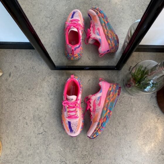 Skechers Max Cushion: Komfortable, flerfargede hverdagssko med støtte.