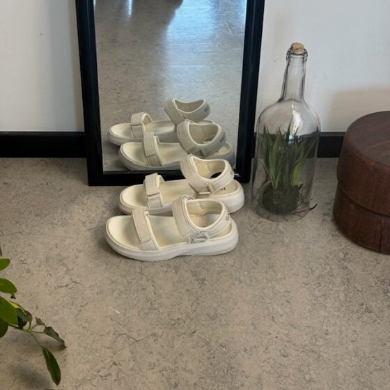 Hvit Gaitline sandal med gangesåle