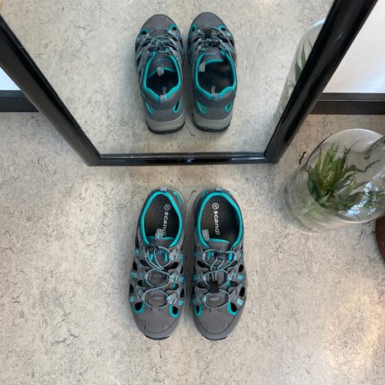 Lukket tursandal – Komfort, støtte og ventilasjon i ett design