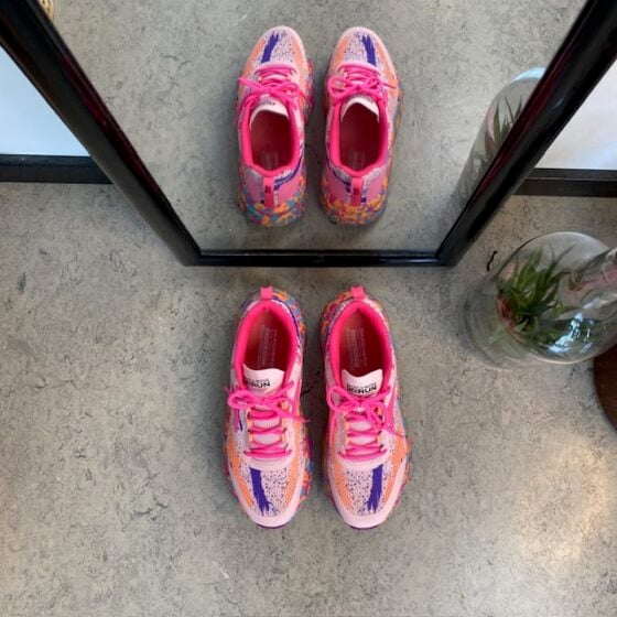 Skechers Max Cushion: Komfortable, flerfargede hverdagssko med støtte.