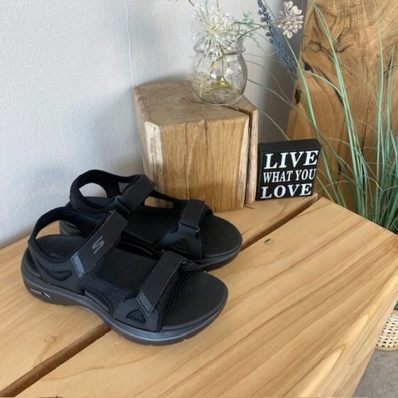 Svart Skechers herresandal med svangstøtte