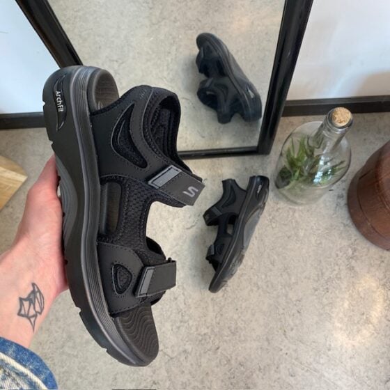 Svart Skechers herresandal med svangstøtte
