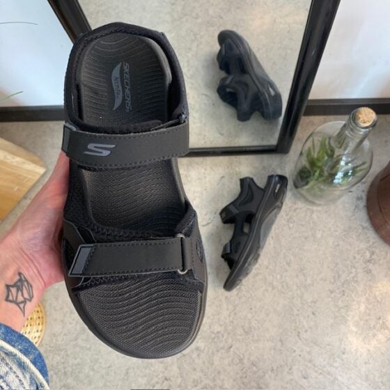 Svart Skechers herresandal med svangstøtte