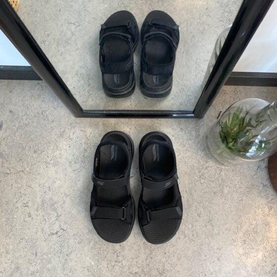 Svart Skechers herresandal med svangstøtte