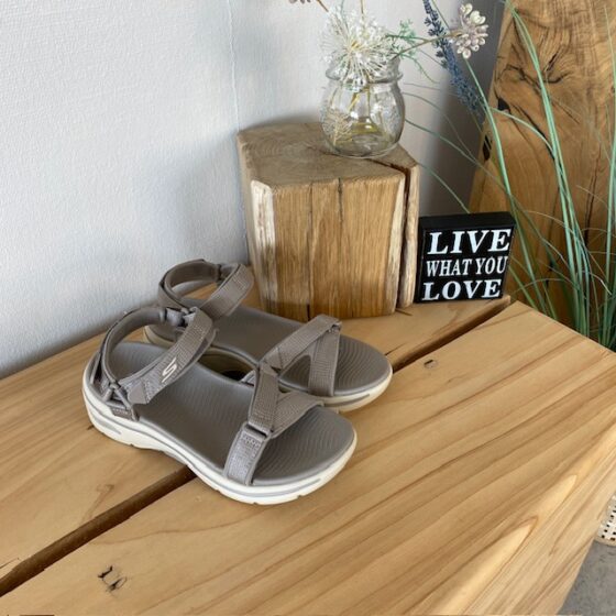 Skechers sandal med fotbuestøtte og 3 justerbare remmer i beige.