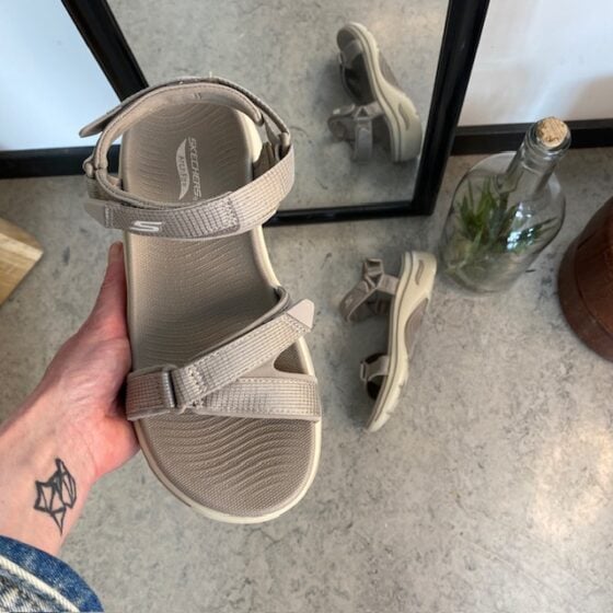 Skechers sandal med fotbuestøtte og 3 justerbare remmer i beige.