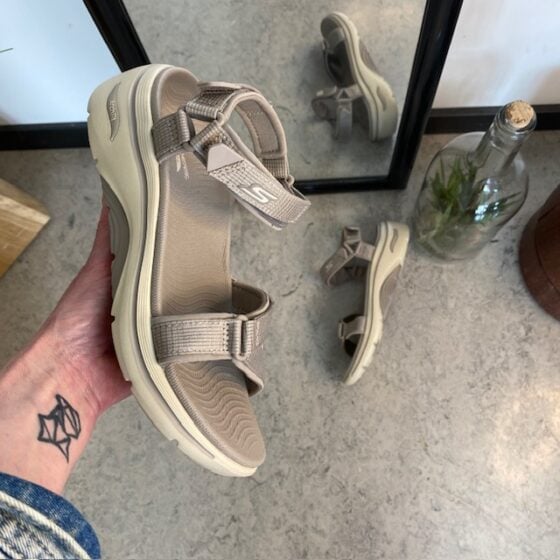 Skechers sandal med fotbuestøtte og 3 justerbare remmer i beige.