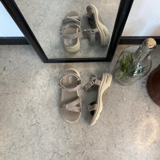 Skechers sandal med fotbuestøtte og 3 justerbare remmer i beige.