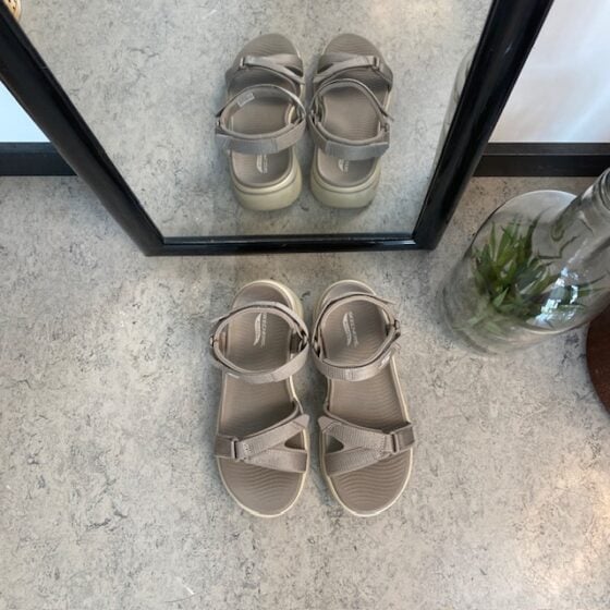 Skechers sandal med fotbuestøtte og 3 justerbare remmer i beige.